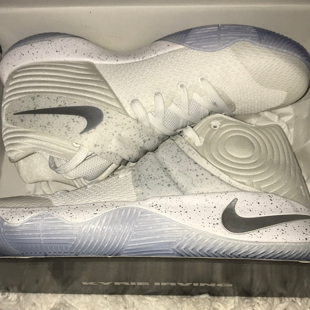 Kyrie 2’s mint condition size 9.5